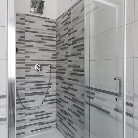 Guest house Travelershome Airport 600m To Airport *