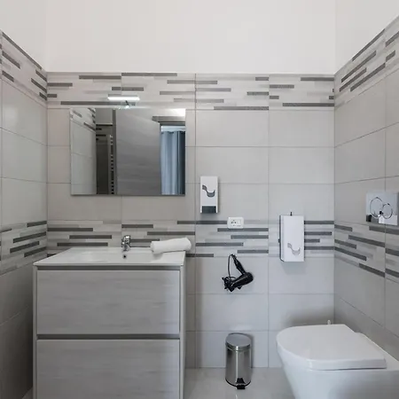 Travelershome Airport 600m To Airport Guest house *