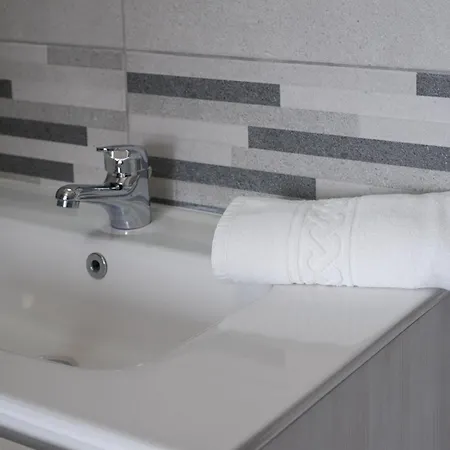 Guest house Travelershome Airport 600m To Airport