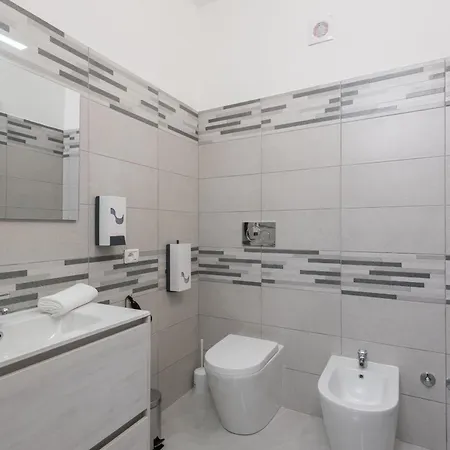 Travelershome Airport 600m To Airport Guest house