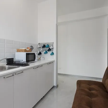 Travelershome Airport 600m To Airport Guest house