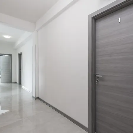 Travelershome Airport 600m To Airport Guest house Ciampino